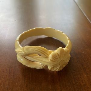 Vintage galalith bangle - similar to celluloid or Bakelite. Hand carved.